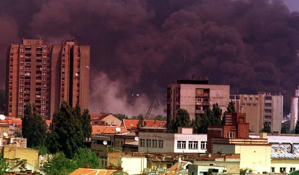 Novi Sad, 08jun99 - Nakon ponovljenog NATO napada na novosadsku rafineriju nafte nad gradom se neprestano vije gust dim. Snimio: Darko Dozet