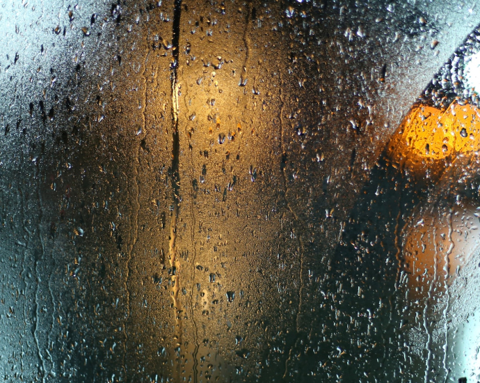 a wet window with a traffic light on it