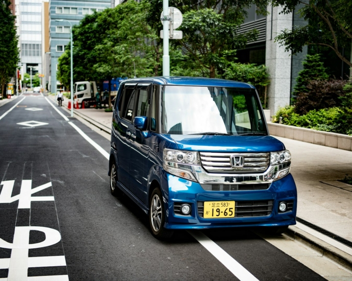 blue Honda minivan during daytime