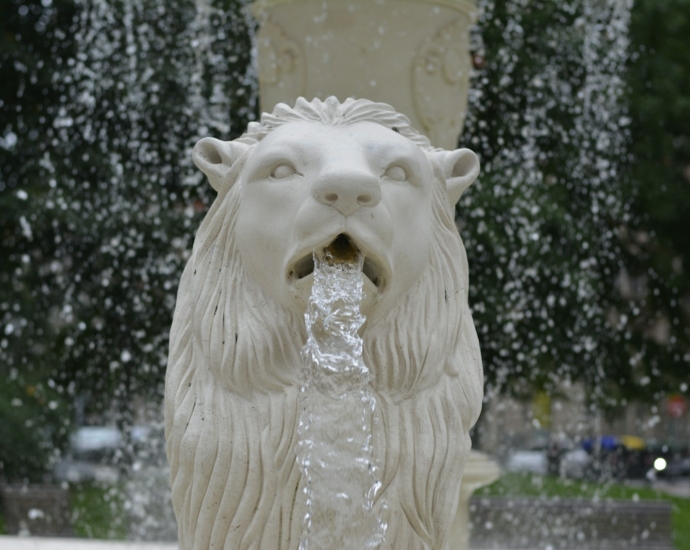 white lion water fountain