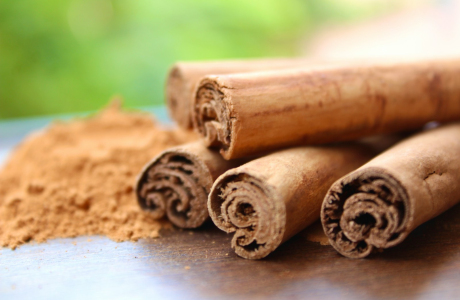 cinnamon sticks and cinnamon powder on a table