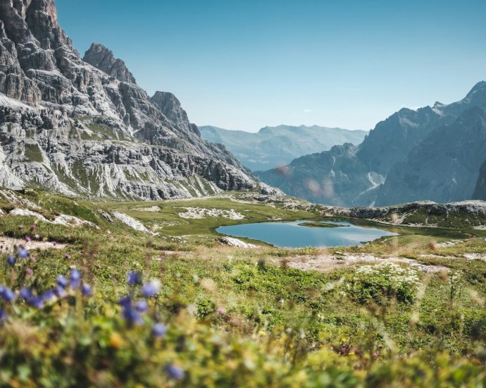 lake surrounded by rocky mountains at daytime