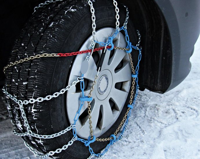 snow chains, winter, snow, wintry, snowy, automobile, road, winter tires, chain links, security, chain, iron, metal, car tire, tire, wheel, danger of slipperiness, snowed in, vehicle, nature, locomotion