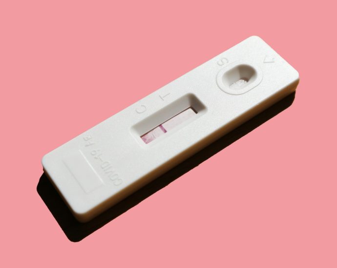 white pregnancy test showing 1 red line