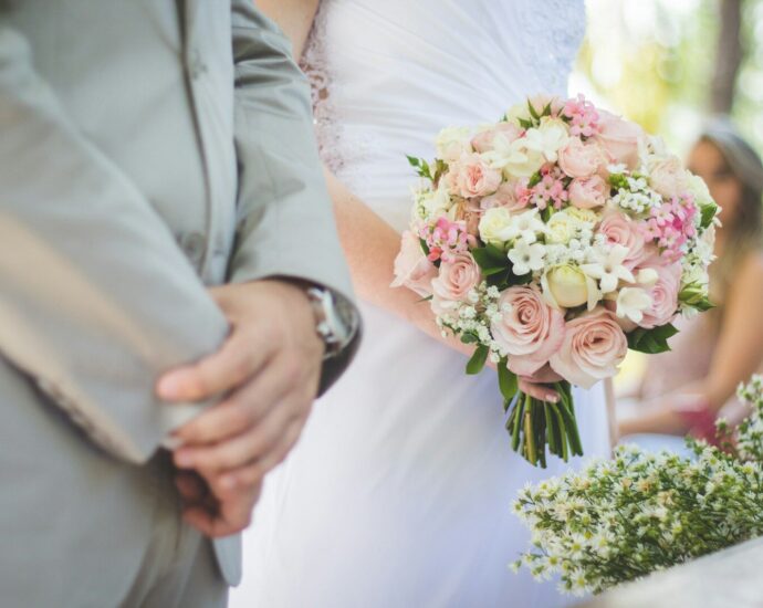 wedding couple standing on the istle