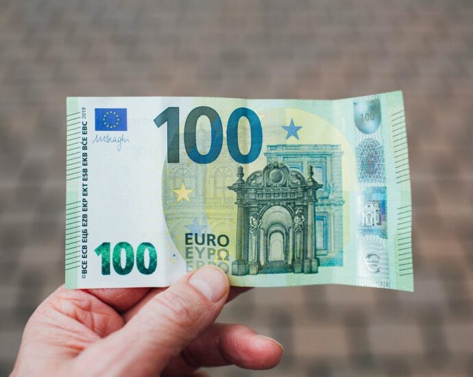 person holding 50 euro bill